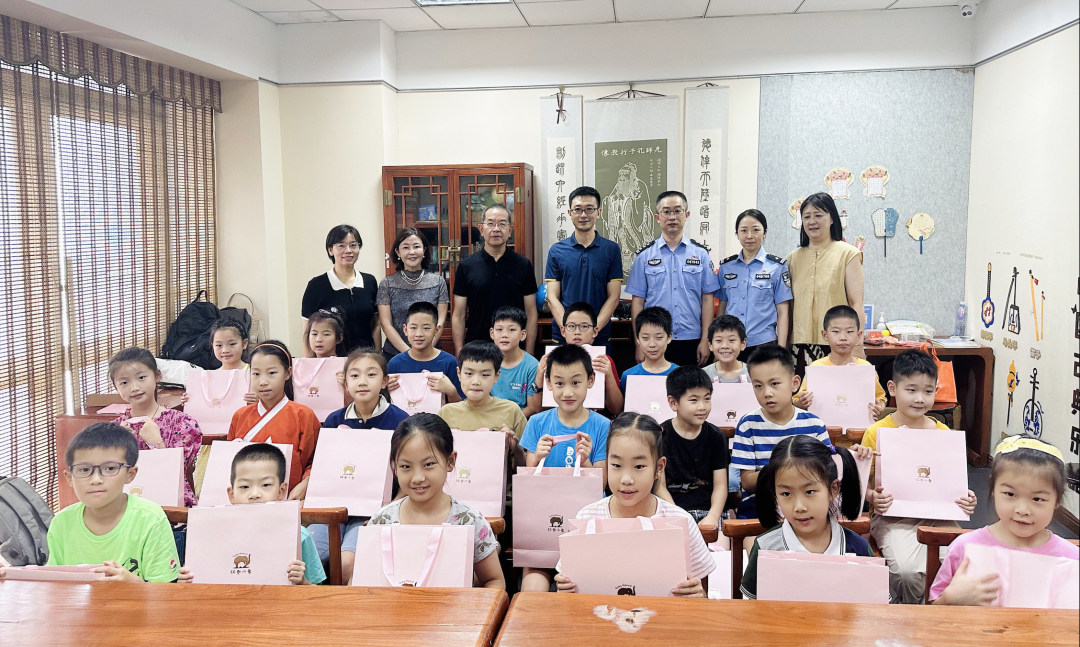 博恩·可丽尔·上海市儿童基金会丨大手牵小手，关爱从「齿」开始！